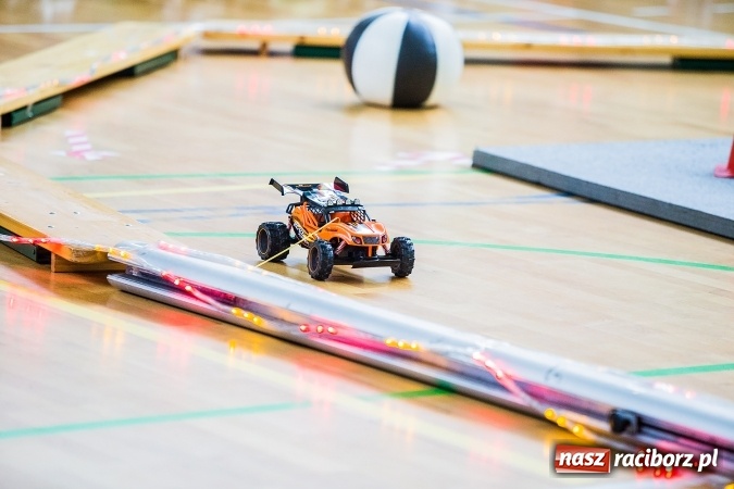 Zdjęcie w galerii na portalu naszraciborz.pl: Mistrzostwa Raciborza Aut Zdalnie Sterowanych w Arenie Rafako wiadomości z regionu