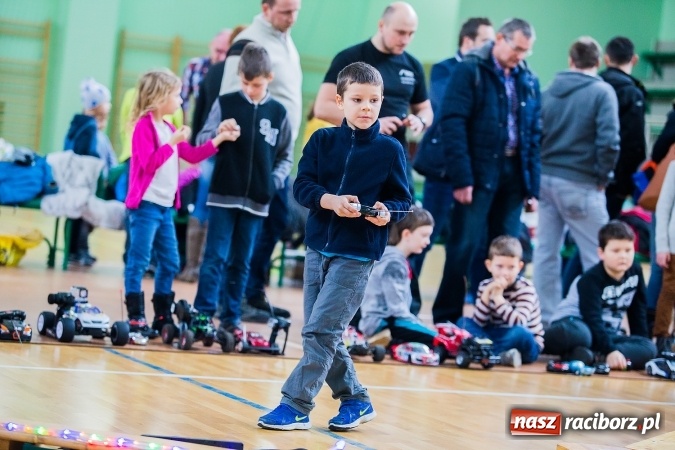 Zdjęcie w galerii na portalu naszraciborz.pl: Mistrzostwa Raciborza Aut Zdalnie Sterowanych w Arenie Rafako wiadomości z regionu
