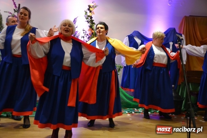 Zdjęcie w galerii na portalu naszraciborz.pl: Śródziemnomorska muzyka, przepiękne stroje i dekoracje, czyli Grecki raj na Zamku Piastowskim  wiadomości z regionu