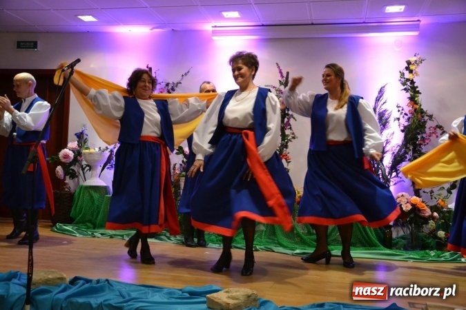 Zdjęcie w galerii na portalu naszraciborz.pl: Śródziemnomorska muzyka, przepiękne stroje i dekoracje, czyli Grecki raj na Zamku Piastowskim  wiadomości z regionu