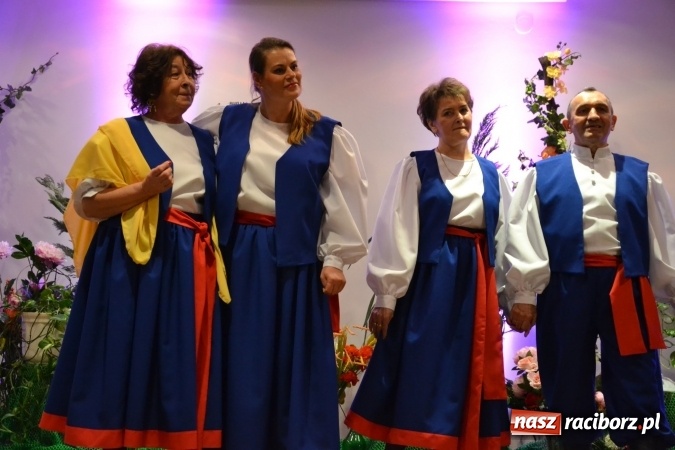 Zdjęcie w galerii na portalu naszraciborz.pl: Śródziemnomorska muzyka, przepiękne stroje i dekoracje, czyli Grecki raj na Zamku Piastowskim  wiadomości z regionu