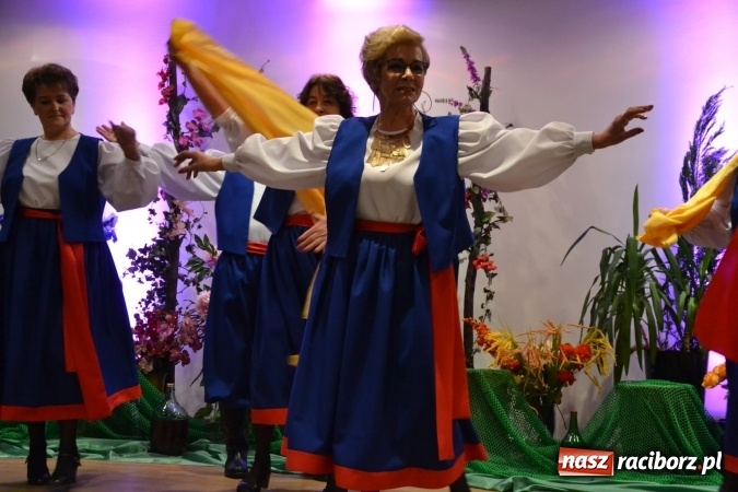 Zdjęcie w galerii na portalu naszraciborz.pl: Śródziemnomorska muzyka, przepiękne stroje i dekoracje, czyli Grecki raj na Zamku Piastowskim  wiadomości z regionu