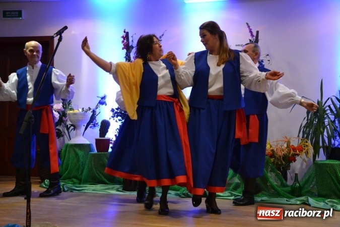 Zdjęcie w galerii na portalu naszraciborz.pl: Śródziemnomorska muzyka, przepiękne stroje i dekoracje, czyli Grecki raj na Zamku Piastowskim  wiadomości z regionu