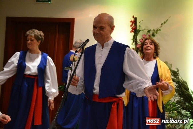 Zdjęcie w galerii na portalu naszraciborz.pl: Śródziemnomorska muzyka, przepiękne stroje i dekoracje, czyli Grecki raj na Zamku Piastowskim  wiadomości z regionu