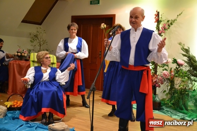 Zdjęcie w galerii na portalu naszraciborz.pl: Śródziemnomorska muzyka, przepiękne stroje i dekoracje, czyli Grecki raj na Zamku Piastowskim  wiadomości z regionu