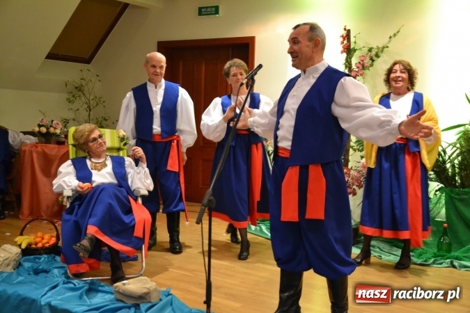 Zdjęcie w galerii na portalu naszraciborz.pl: Śródziemnomorska muzyka, przepiękne stroje i dekoracje, czyli Grecki raj na Zamku Piastowskim  wiadomości z regionu