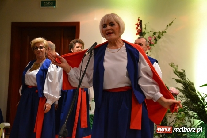 Zdjęcie w galerii na portalu naszraciborz.pl: Śródziemnomorska muzyka, przepiękne stroje i dekoracje, czyli Grecki raj na Zamku Piastowskim  wiadomości z regionu