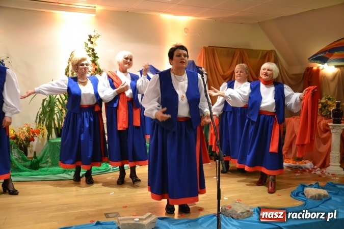 Zdjęcie w galerii na portalu naszraciborz.pl: Śródziemnomorska muzyka, przepiękne stroje i dekoracje, czyli Grecki raj na Zamku Piastowskim  wiadomości z regionu