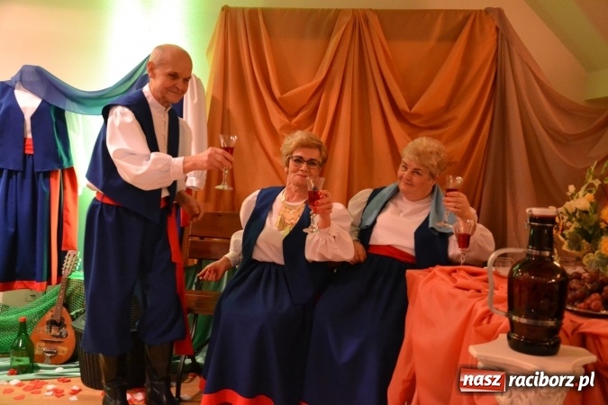 Zdjęcie w galerii na portalu naszraciborz.pl: Śródziemnomorska muzyka, przepiękne stroje i dekoracje, czyli Grecki raj na Zamku Piastowskim  wiadomości z regionu