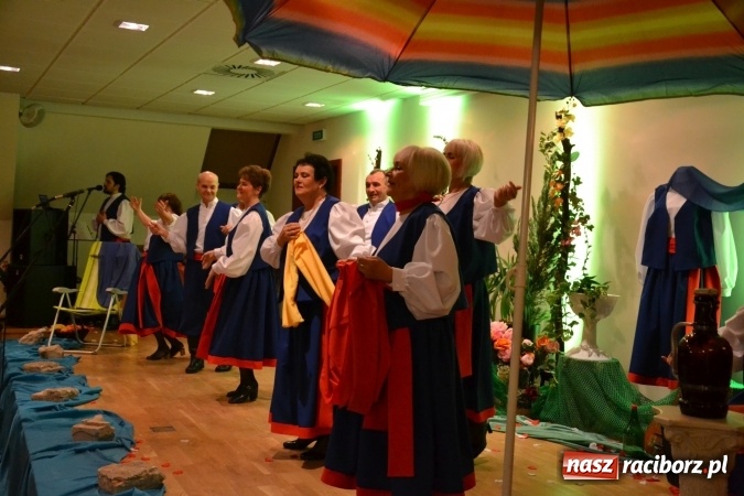 Zdjęcie w galerii na portalu naszraciborz.pl: Śródziemnomorska muzyka, przepiękne stroje i dekoracje, czyli Grecki raj na Zamku Piastowskim  wiadomości z regionu