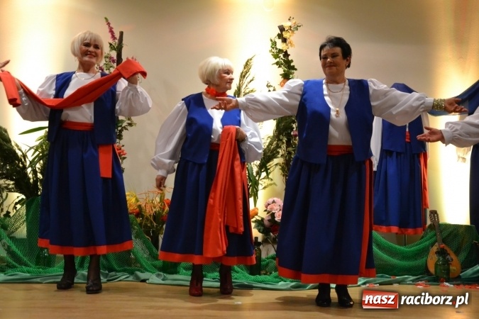 Zdjęcie w galerii na portalu naszraciborz.pl: Śródziemnomorska muzyka, przepiękne stroje i dekoracje, czyli Grecki raj na Zamku Piastowskim  wiadomości z regionu