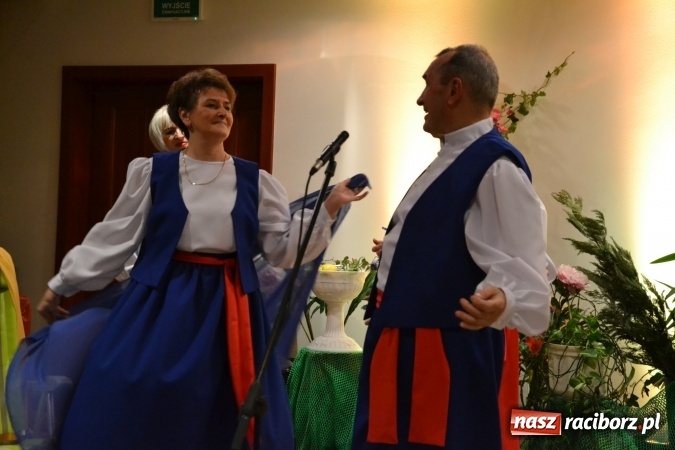 Zdjęcie w galerii na portalu naszraciborz.pl: Śródziemnomorska muzyka, przepiękne stroje i dekoracje, czyli Grecki raj na Zamku Piastowskim  wiadomości z regionu