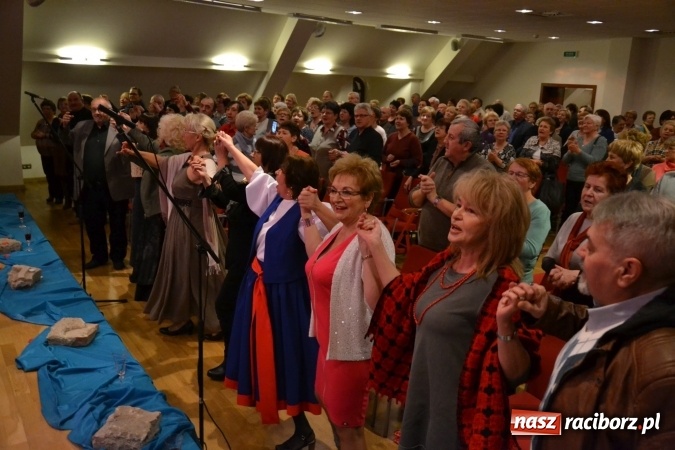 Zdjęcie w galerii na portalu naszraciborz.pl: Śródziemnomorska muzyka, przepiękne stroje i dekoracje, czyli Grecki raj na Zamku Piastowskim  wiadomości z regionu