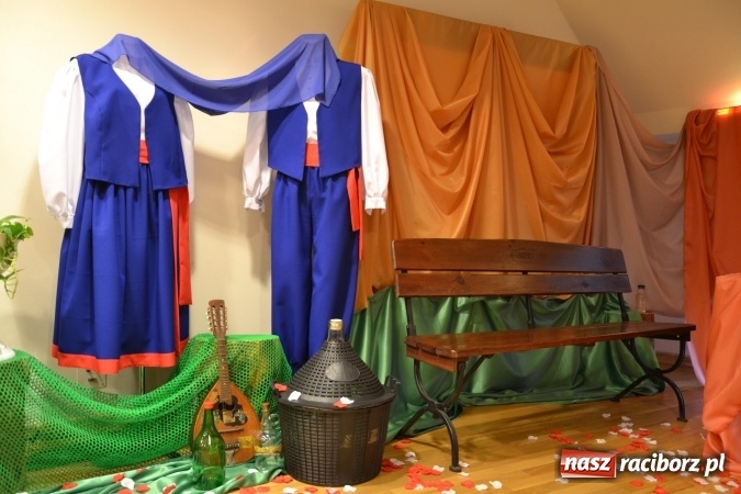 Zdjęcie w galerii na portalu naszraciborz.pl: Śródziemnomorska muzyka, przepiękne stroje i dekoracje, czyli Grecki raj na Zamku Piastowskim  wiadomości z regionu
