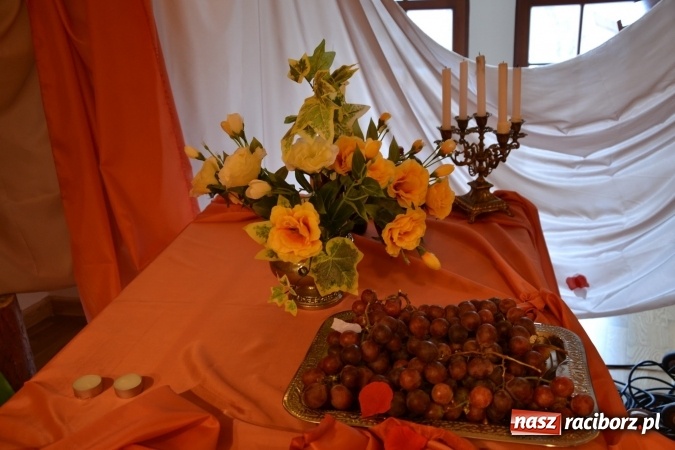 Zdjęcie w galerii na portalu naszraciborz.pl: Śródziemnomorska muzyka, przepiękne stroje i dekoracje, czyli Grecki raj na Zamku Piastowskim  wiadomości z regionu