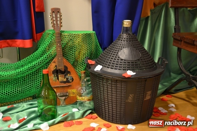 Zdjęcie w galerii na portalu naszraciborz.pl: Śródziemnomorska muzyka, przepiękne stroje i dekoracje, czyli Grecki raj na Zamku Piastowskim  wiadomości z regionu