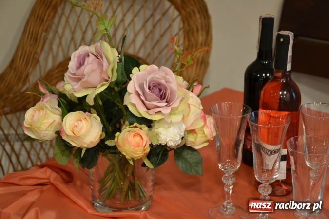 Zdjęcie w galerii na portalu naszraciborz.pl: Śródziemnomorska muzyka, przepiękne stroje i dekoracje, czyli Grecki raj na Zamku Piastowskim  wiadomości z regionu