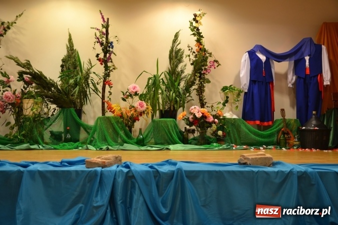 Zdjęcie w galerii na portalu naszraciborz.pl: Śródziemnomorska muzyka, przepiękne stroje i dekoracje, czyli Grecki raj na Zamku Piastowskim  wiadomości z regionu