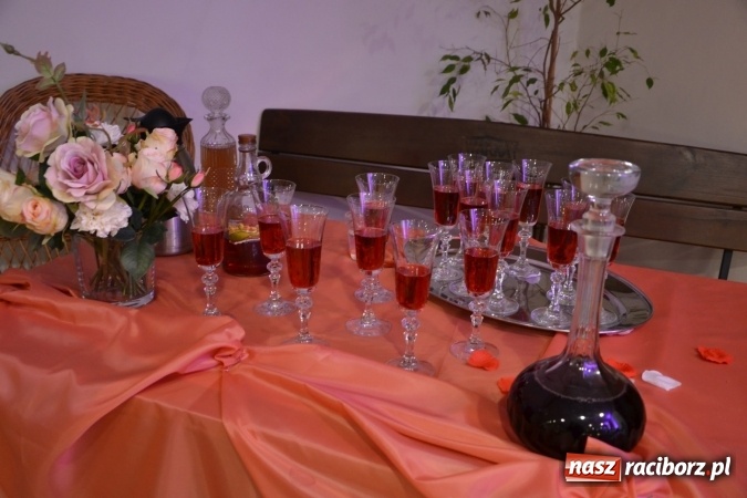 Zdjęcie w galerii na portalu naszraciborz.pl: Śródziemnomorska muzyka, przepiękne stroje i dekoracje, czyli Grecki raj na Zamku Piastowskim  wiadomości z regionu