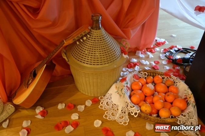 Zdjęcie w galerii na portalu naszraciborz.pl: Śródziemnomorska muzyka, przepiękne stroje i dekoracje, czyli Grecki raj na Zamku Piastowskim  wiadomości z regionu