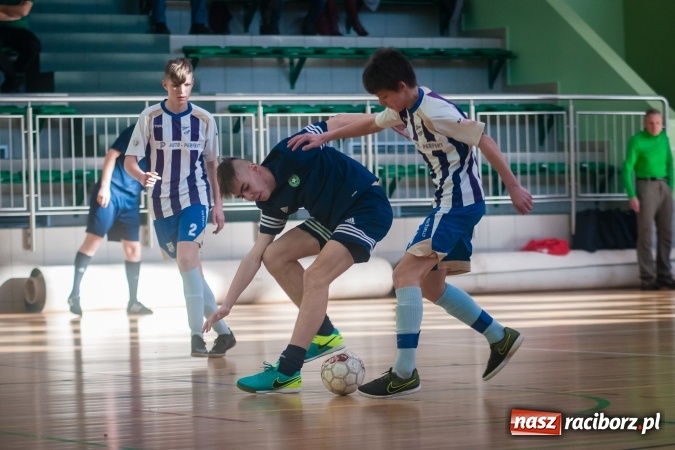 Zdjęcie w galerii na portalu naszraciborz.pl: IV Turniej Noworoczny o Puchar Dyrektora ZSOMS. Dreszczowiec w starciu o pierwsze miejsce. Raciborska Unia lepsza od MOSiR Opole wiadomości z regionu
