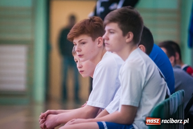 Zdjęcie w galerii na portalu naszraciborz.pl: IV Turniej Noworoczny o Puchar Dyrektora ZSOMS. Dreszczowiec w starciu o pierwsze miejsce. Raciborska Unia lepsza od MOSiR Opole wiadomości z regionu