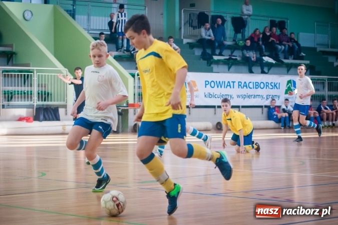 Zdjęcie w galerii na portalu naszraciborz.pl: IV Turniej Noworoczny o Puchar Dyrektora ZSOMS. Dreszczowiec w starciu o pierwsze miejsce. Raciborska Unia lepsza od MOSiR Opole wiadomości z regionu
