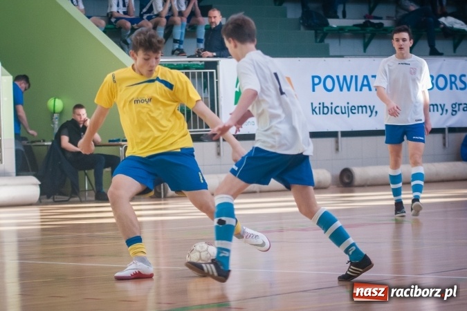 Zdjęcie w galerii na portalu naszraciborz.pl: IV Turniej Noworoczny o Puchar Dyrektora ZSOMS. Dreszczowiec w starciu o pierwsze miejsce. Raciborska Unia lepsza od MOSiR Opole wiadomości z regionu