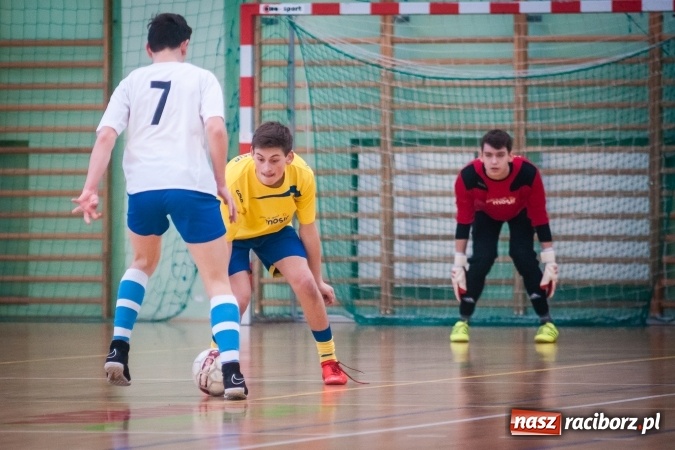 Zdjęcie w galerii na portalu naszraciborz.pl: IV Turniej Noworoczny o Puchar Dyrektora ZSOMS. Dreszczowiec w starciu o pierwsze miejsce. Raciborska Unia lepsza od MOSiR Opole wiadomości z regionu
