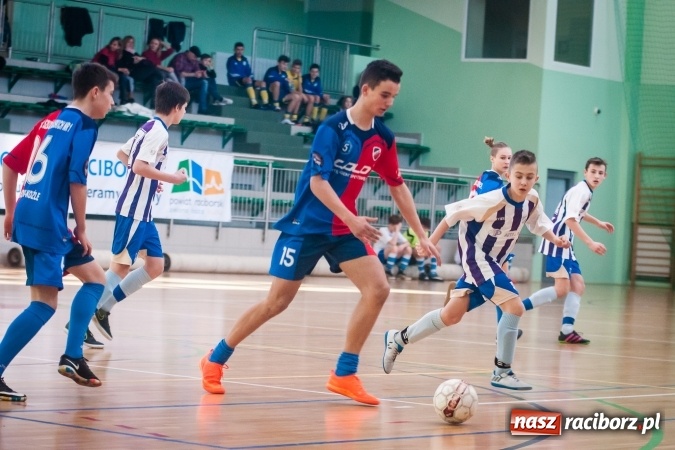 Zdjęcie w galerii na portalu naszraciborz.pl: IV Turniej Noworoczny o Puchar Dyrektora ZSOMS. Dreszczowiec w starciu o pierwsze miejsce. Raciborska Unia lepsza od MOSiR Opole wiadomości z regionu
