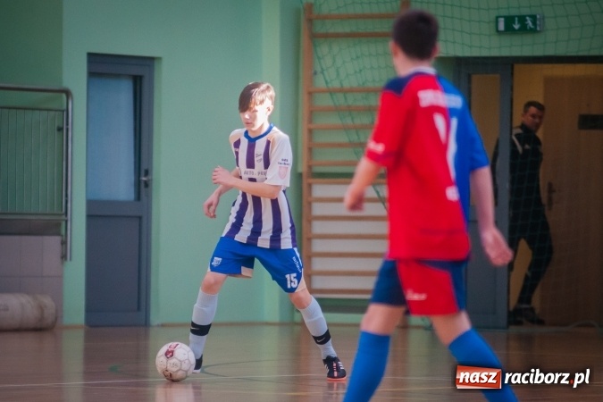 Zdjęcie w galerii na portalu naszraciborz.pl: IV Turniej Noworoczny o Puchar Dyrektora ZSOMS. Dreszczowiec w starciu o pierwsze miejsce. Raciborska Unia lepsza od MOSiR Opole wiadomości z regionu