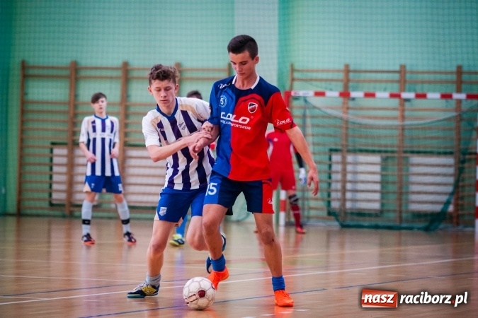 Zdjęcie w galerii na portalu naszraciborz.pl: IV Turniej Noworoczny o Puchar Dyrektora ZSOMS. Dreszczowiec w starciu o pierwsze miejsce. Raciborska Unia lepsza od MOSiR Opole wiadomości z regionu