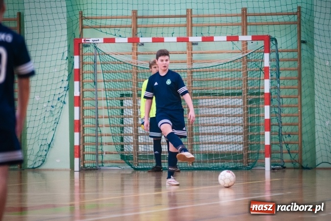 Zdjęcie w galerii na portalu naszraciborz.pl: IV Turniej Noworoczny o Puchar Dyrektora ZSOMS. Dreszczowiec w starciu o pierwsze miejsce. Raciborska Unia lepsza od MOSiR Opole wiadomości z regionu