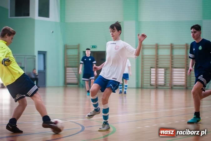 Zdjęcie w galerii na portalu naszraciborz.pl: IV Turniej Noworoczny o Puchar Dyrektora ZSOMS. Dreszczowiec w starciu o pierwsze miejsce. Raciborska Unia lepsza od MOSiR Opole wiadomości z regionu