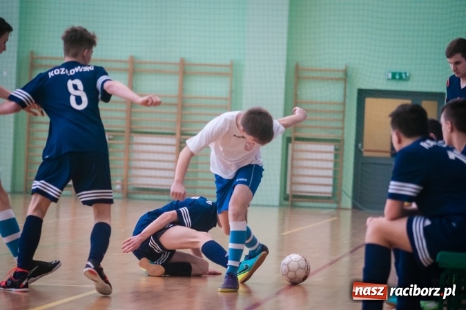 Zdjęcie w galerii na portalu naszraciborz.pl: IV Turniej Noworoczny o Puchar Dyrektora ZSOMS. Dreszczowiec w starciu o pierwsze miejsce. Raciborska Unia lepsza od MOSiR Opole wiadomości z regionu