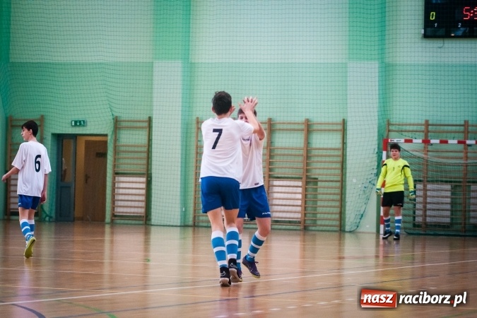 Zdjęcie w galerii na portalu naszraciborz.pl: IV Turniej Noworoczny o Puchar Dyrektora ZSOMS. Dreszczowiec w starciu o pierwsze miejsce. Raciborska Unia lepsza od MOSiR Opole wiadomości z regionu