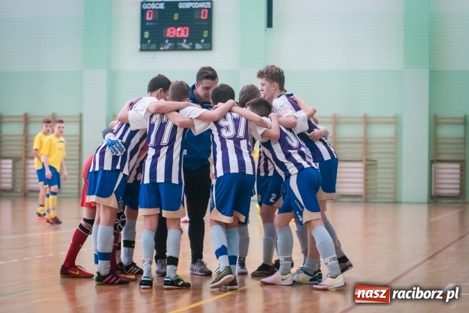 Zdjęcie w galerii na portalu naszraciborz.pl: IV Turniej Noworoczny o Puchar Dyrektora ZSOMS. Dreszczowiec w starciu o pierwsze miejsce. Raciborska Unia lepsza od MOSiR Opole wiadomości z regionu