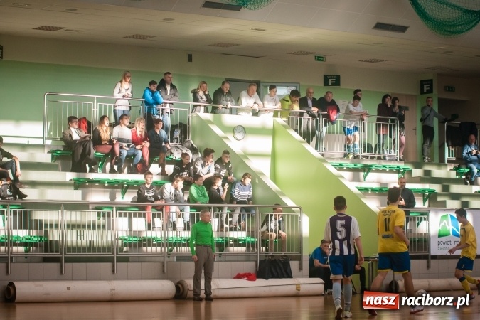 Zdjęcie w galerii na portalu naszraciborz.pl: IV Turniej Noworoczny o Puchar Dyrektora ZSOMS. Dreszczowiec w starciu o pierwsze miejsce. Raciborska Unia lepsza od MOSiR Opole wiadomości z regionu