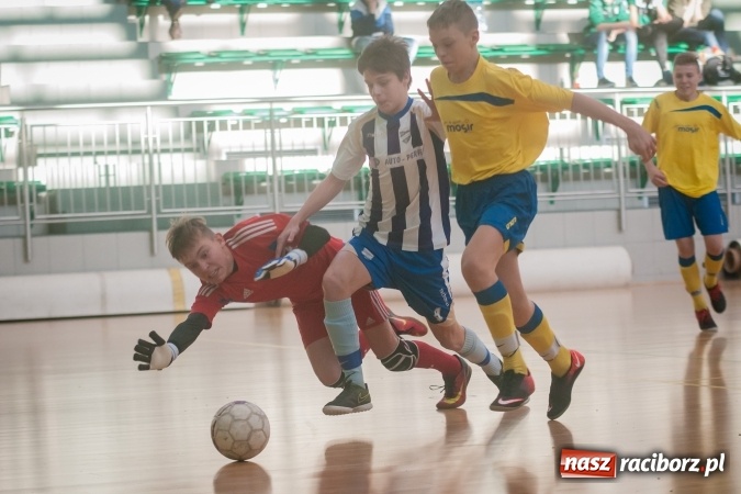 Zdjęcie w galerii na portalu naszraciborz.pl: IV Turniej Noworoczny o Puchar Dyrektora ZSOMS. Dreszczowiec w starciu o pierwsze miejsce. Raciborska Unia lepsza od MOSiR Opole wiadomości z regionu