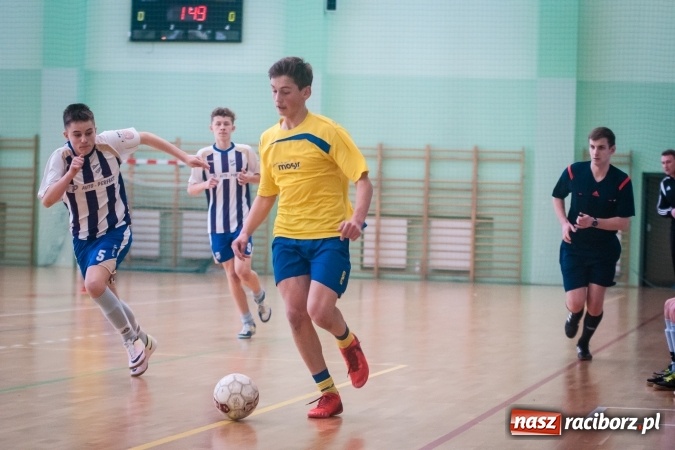 Zdjęcie w galerii na portalu naszraciborz.pl: IV Turniej Noworoczny o Puchar Dyrektora ZSOMS. Dreszczowiec w starciu o pierwsze miejsce. Raciborska Unia lepsza od MOSiR Opole wiadomości z regionu