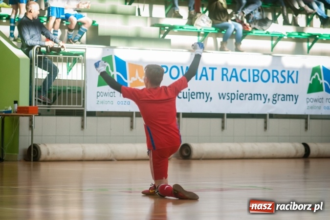 Zdjęcie w galerii na portalu naszraciborz.pl: IV Turniej Noworoczny o Puchar Dyrektora ZSOMS. Dreszczowiec w starciu o pierwsze miejsce. Raciborska Unia lepsza od MOSiR Opole wiadomości z regionu