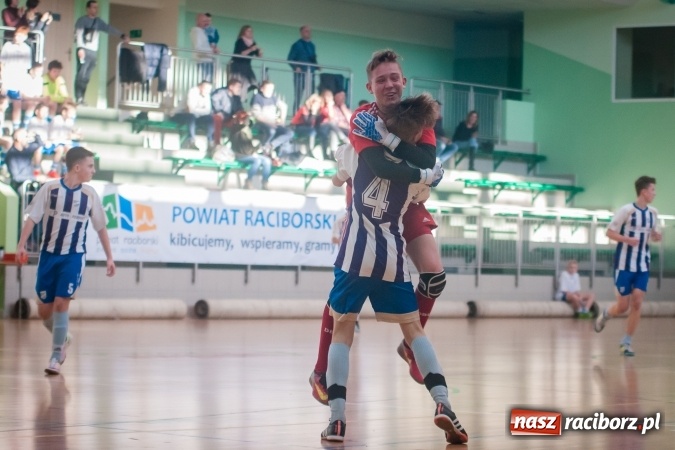 Zdjęcie w galerii na portalu naszraciborz.pl: IV Turniej Noworoczny o Puchar Dyrektora ZSOMS. Dreszczowiec w starciu o pierwsze miejsce. Raciborska Unia lepsza od MOSiR Opole wiadomości z regionu
