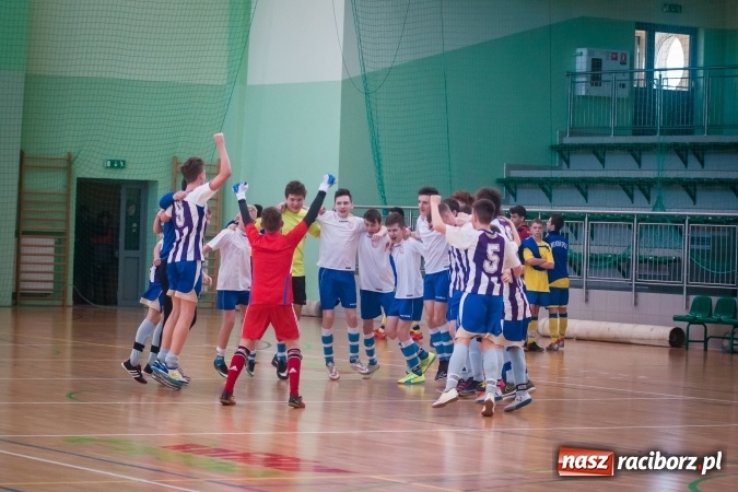 Zdjęcie w galerii na portalu naszraciborz.pl: IV Turniej Noworoczny o Puchar Dyrektora ZSOMS. Dreszczowiec w starciu o pierwsze miejsce. Raciborska Unia lepsza od MOSiR Opole wiadomości z regionu