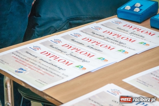 Zdjęcie w galerii na portalu naszraciborz.pl: IV Turniej Noworoczny o Puchar Dyrektora ZSOMS. Dreszczowiec w starciu o pierwsze miejsce. Raciborska Unia lepsza od MOSiR Opole wiadomości z regionu