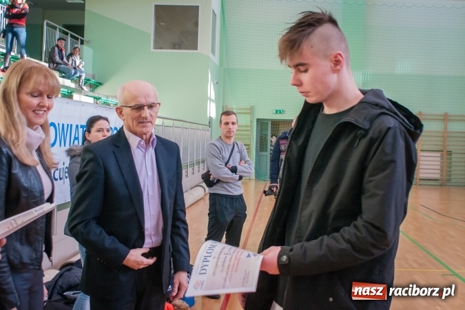 Zdjęcie w galerii na portalu naszraciborz.pl: IV Turniej Noworoczny o Puchar Dyrektora ZSOMS. Dreszczowiec w starciu o pierwsze miejsce. Raciborska Unia lepsza od MOSiR Opole wiadomości z regionu