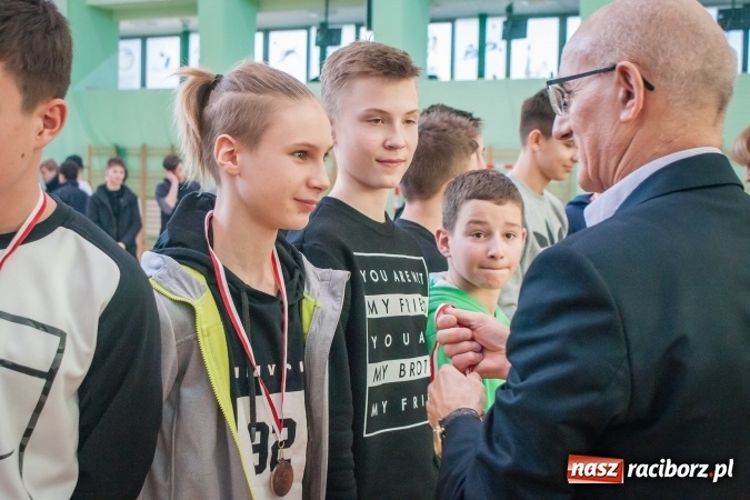 Zdjęcie w galerii na portalu naszraciborz.pl: IV Turniej Noworoczny o Puchar Dyrektora ZSOMS. Dreszczowiec w starciu o pierwsze miejsce. Raciborska Unia lepsza od MOSiR Opole wiadomości z regionu