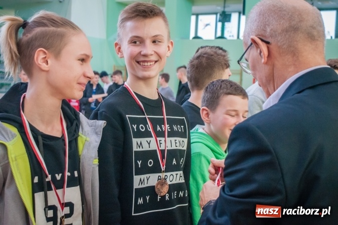 Zdjęcie w galerii na portalu naszraciborz.pl: IV Turniej Noworoczny o Puchar Dyrektora ZSOMS. Dreszczowiec w starciu o pierwsze miejsce. Raciborska Unia lepsza od MOSiR Opole wiadomości z regionu