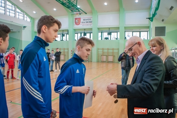 Zdjęcie w galerii na portalu naszraciborz.pl: IV Turniej Noworoczny o Puchar Dyrektora ZSOMS. Dreszczowiec w starciu o pierwsze miejsce. Raciborska Unia lepsza od MOSiR Opole wiadomości z regionu