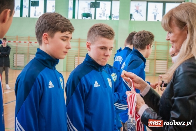 Zdjęcie w galerii na portalu naszraciborz.pl: IV Turniej Noworoczny o Puchar Dyrektora ZSOMS. Dreszczowiec w starciu o pierwsze miejsce. Raciborska Unia lepsza od MOSiR Opole wiadomości z regionu