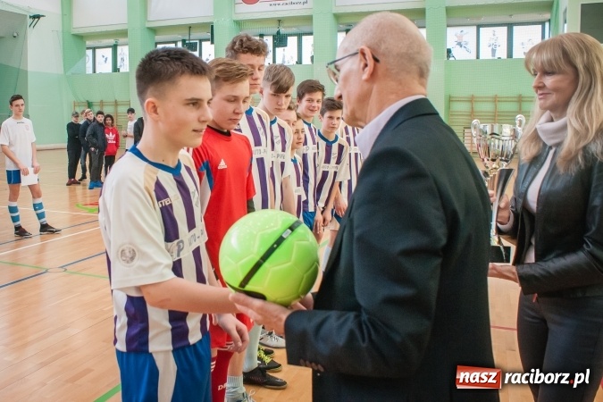 Zdjęcie w galerii na portalu naszraciborz.pl: IV Turniej Noworoczny o Puchar Dyrektora ZSOMS. Dreszczowiec w starciu o pierwsze miejsce. Raciborska Unia lepsza od MOSiR Opole wiadomości z regionu
